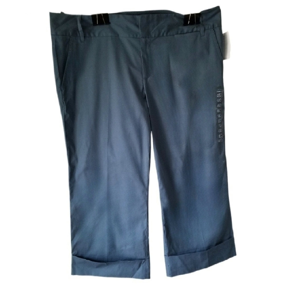 NWT Women's Plus Navy Elevated Capris 18